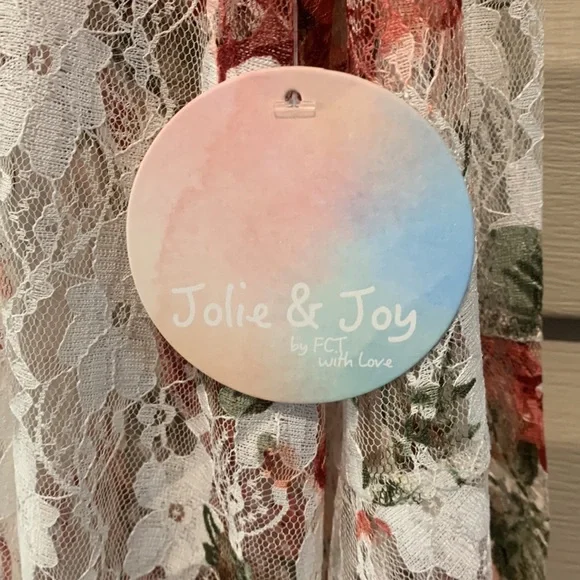 Jolie and Joy Bell Sleeved Floral Cover Up in Lace Size 3XL - Picture 2 of 8